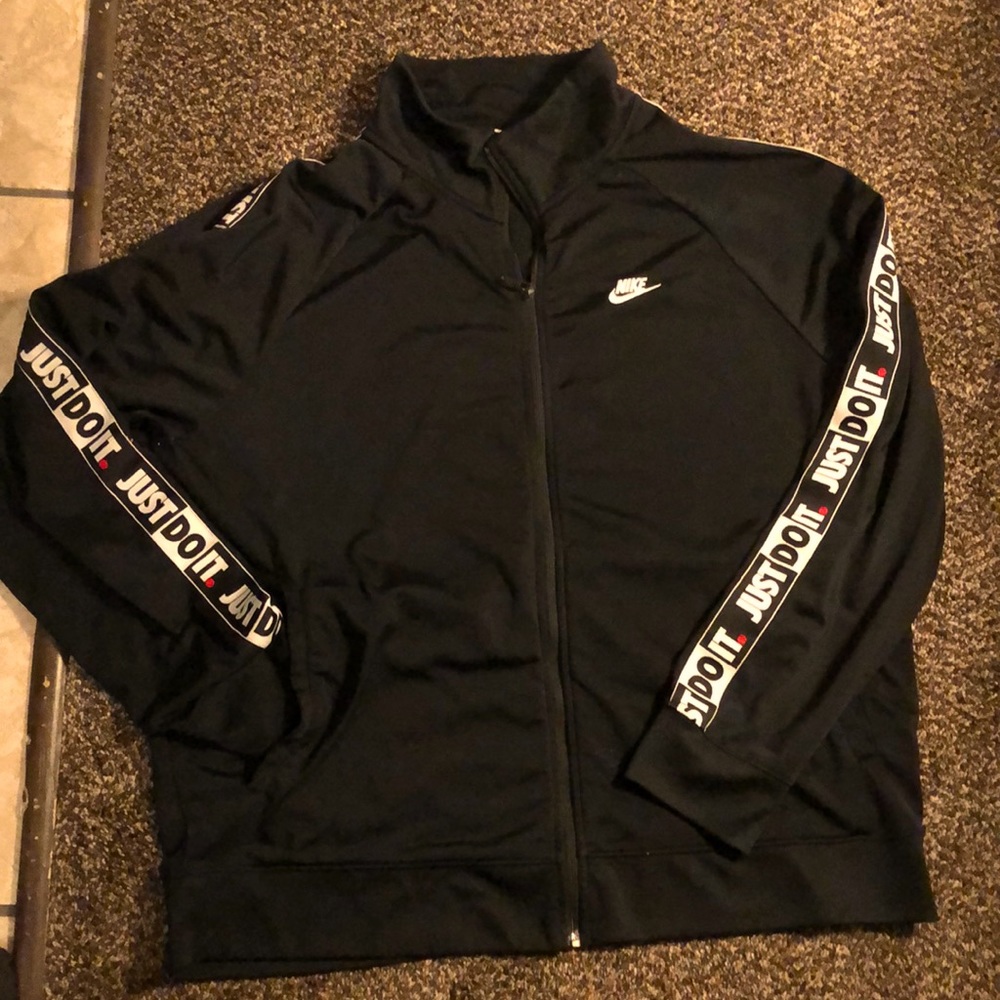Mens Nike jacket. Size XXL. Black with logo down arms.